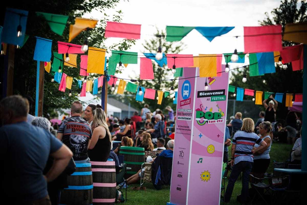 Crowd at the POP ton été festival.