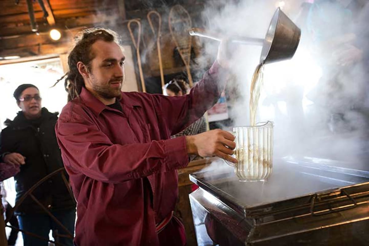 Man at the maple evaporator, Érablière Aux Trois Renards.