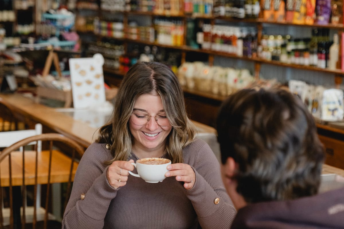 Couple souriant buvant un café.