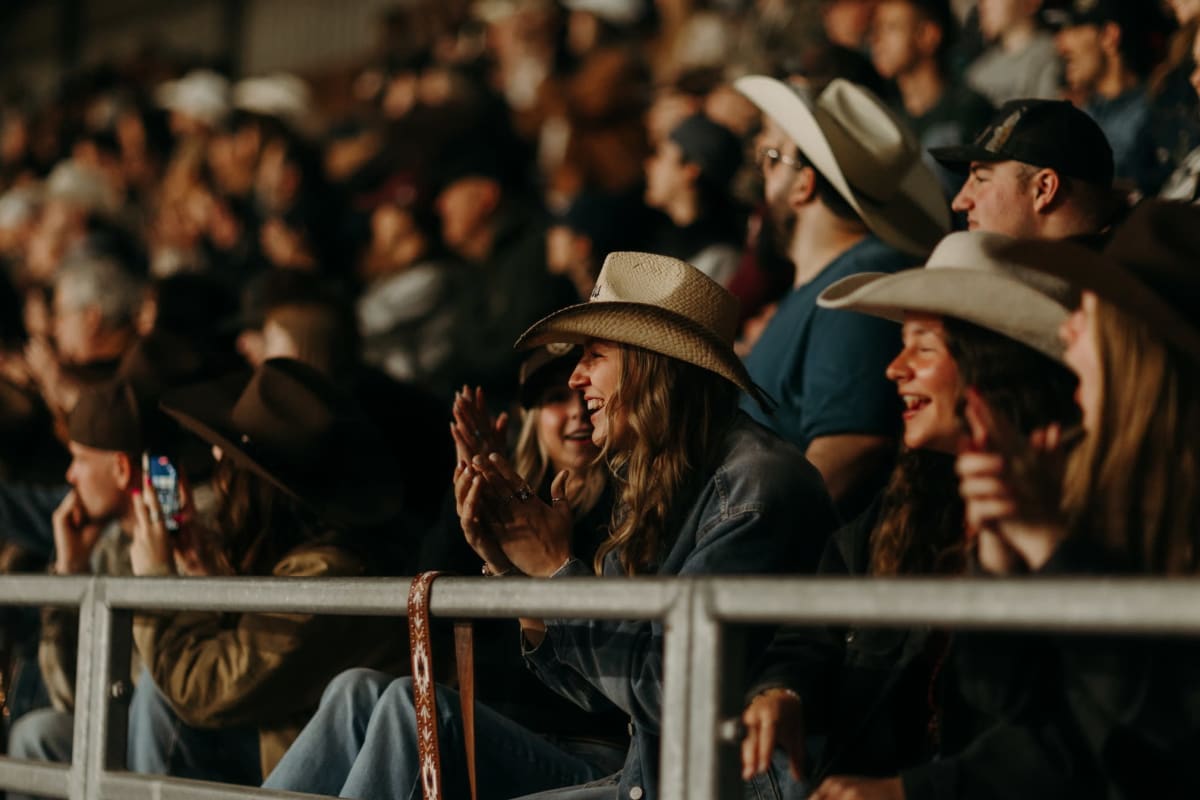Foule avec chapeaux de cowboy.