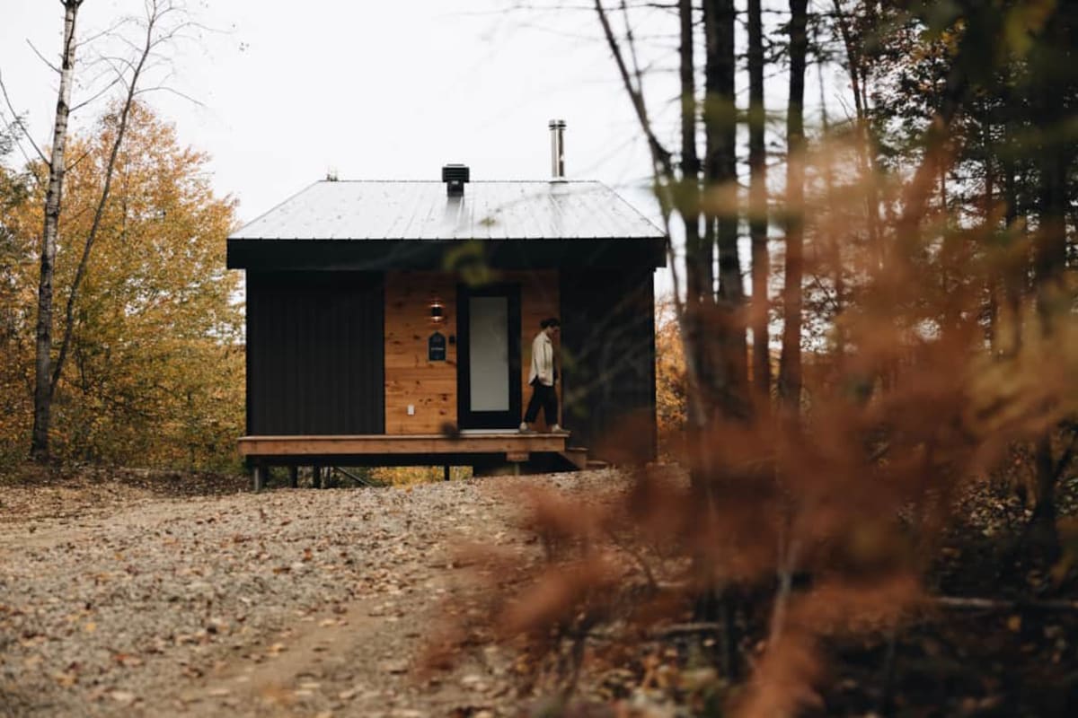 Mini-chalet dans un paysage d'automne, Domaine des Constellations
