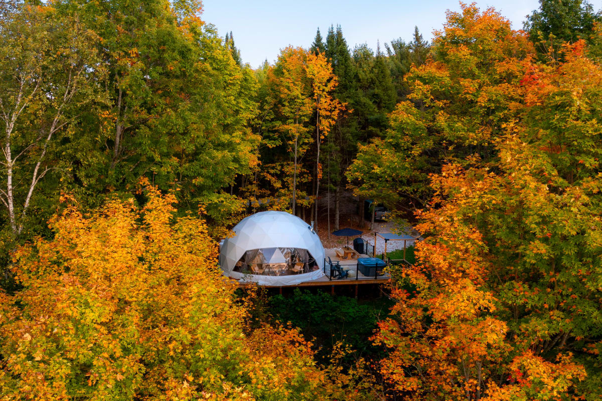 Dôme en flan de montagne à l'automne.