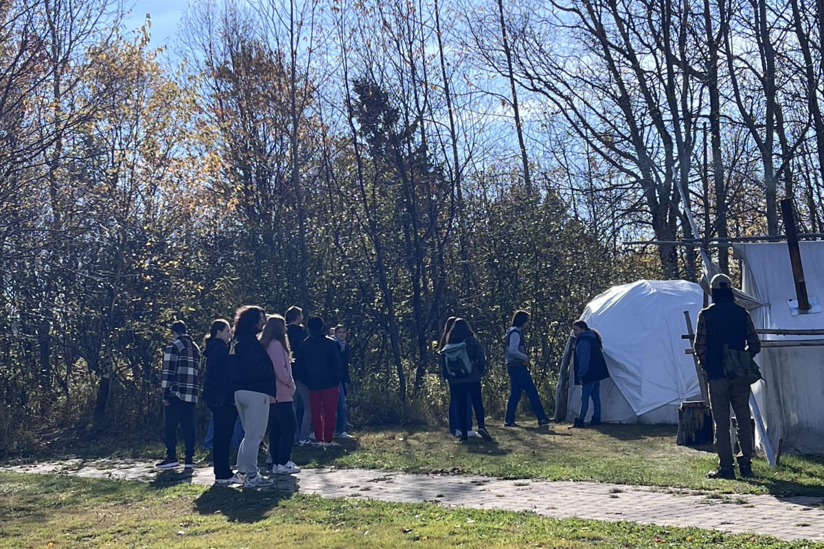 Groupe en visite guidée sur le site de Pessamit.