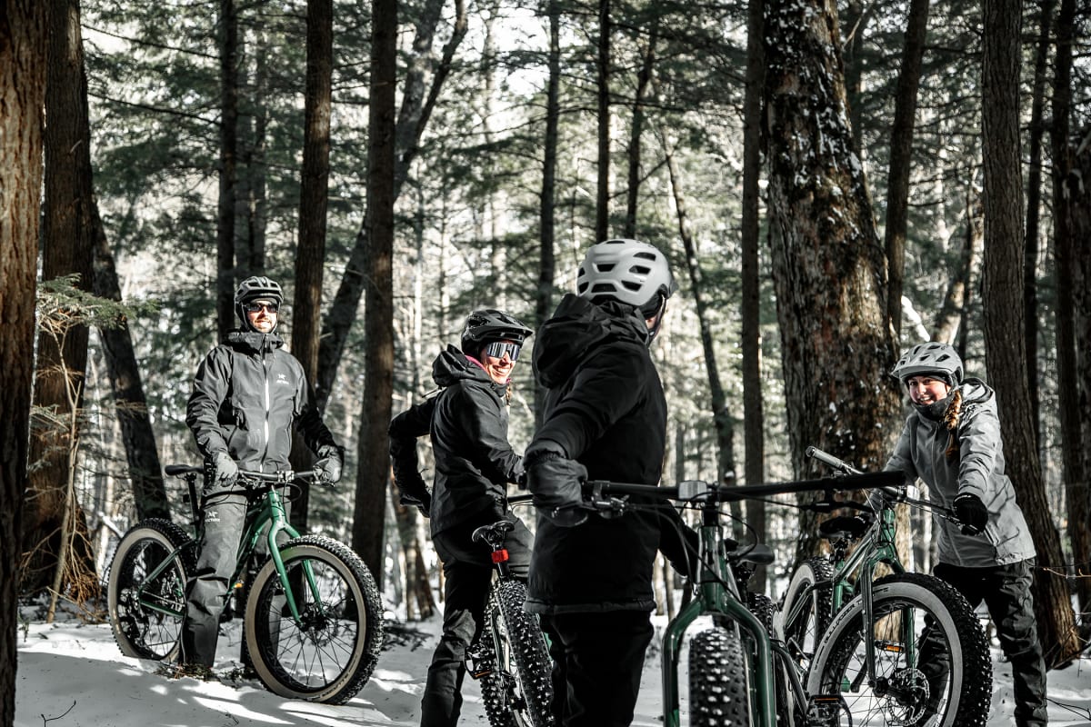 Groupe de personnes en vélo d'hiver.