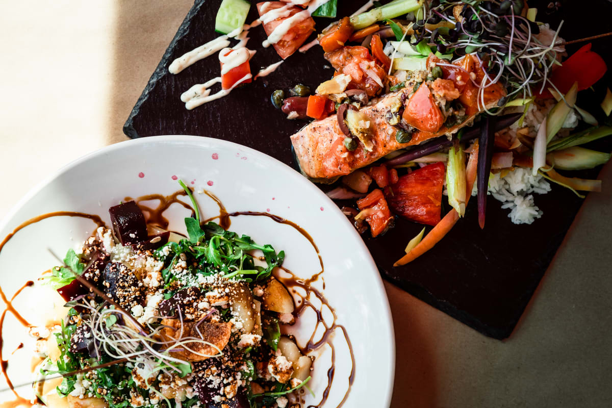 Deux assiettes colorées au Bistro Montebello