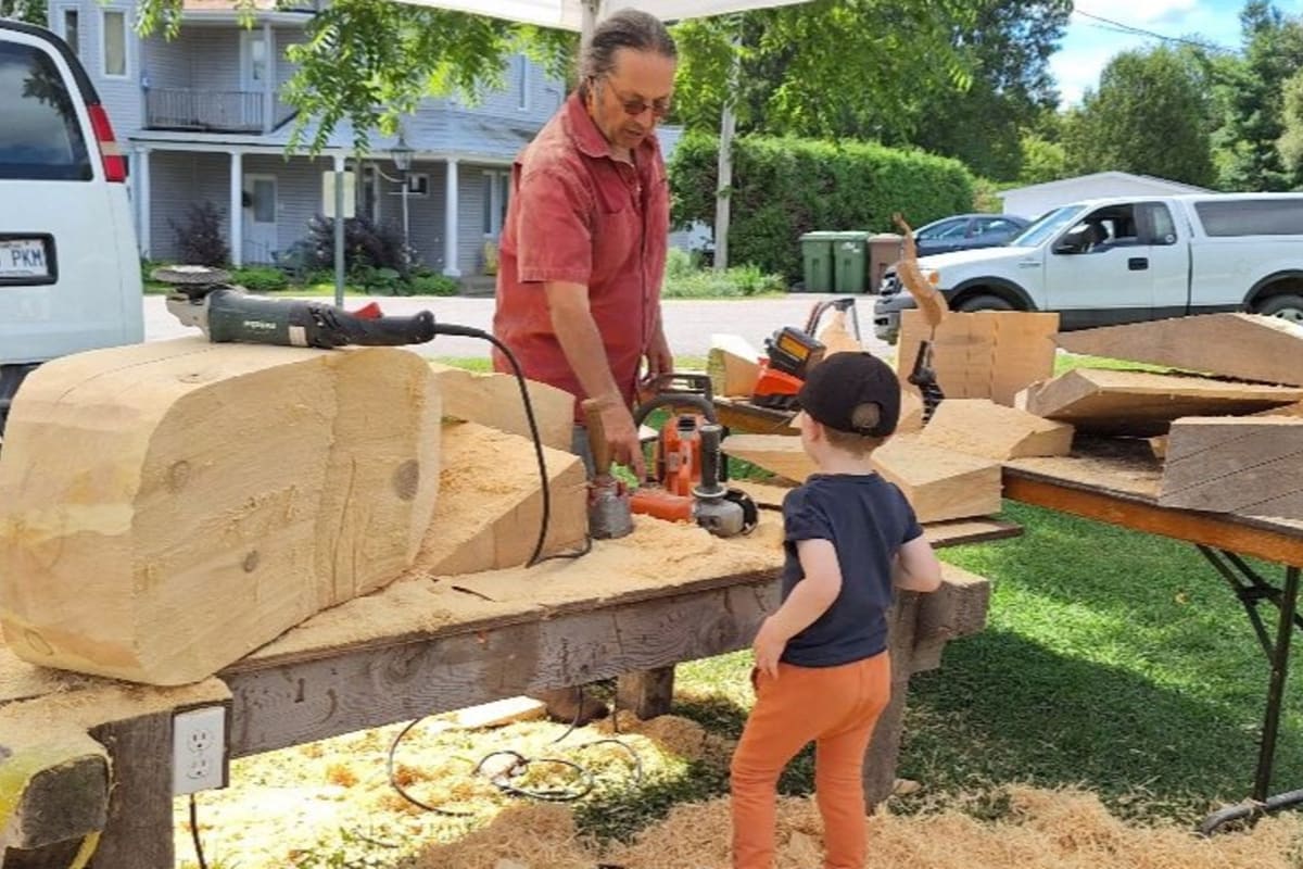 Artist and young boy at the Symposium d'art in situ en Petite Nation.
