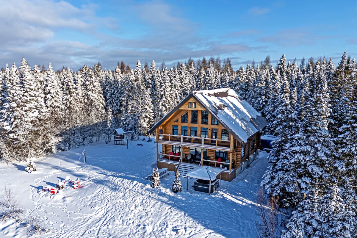 Large cottage in the winter in Portneuf.
