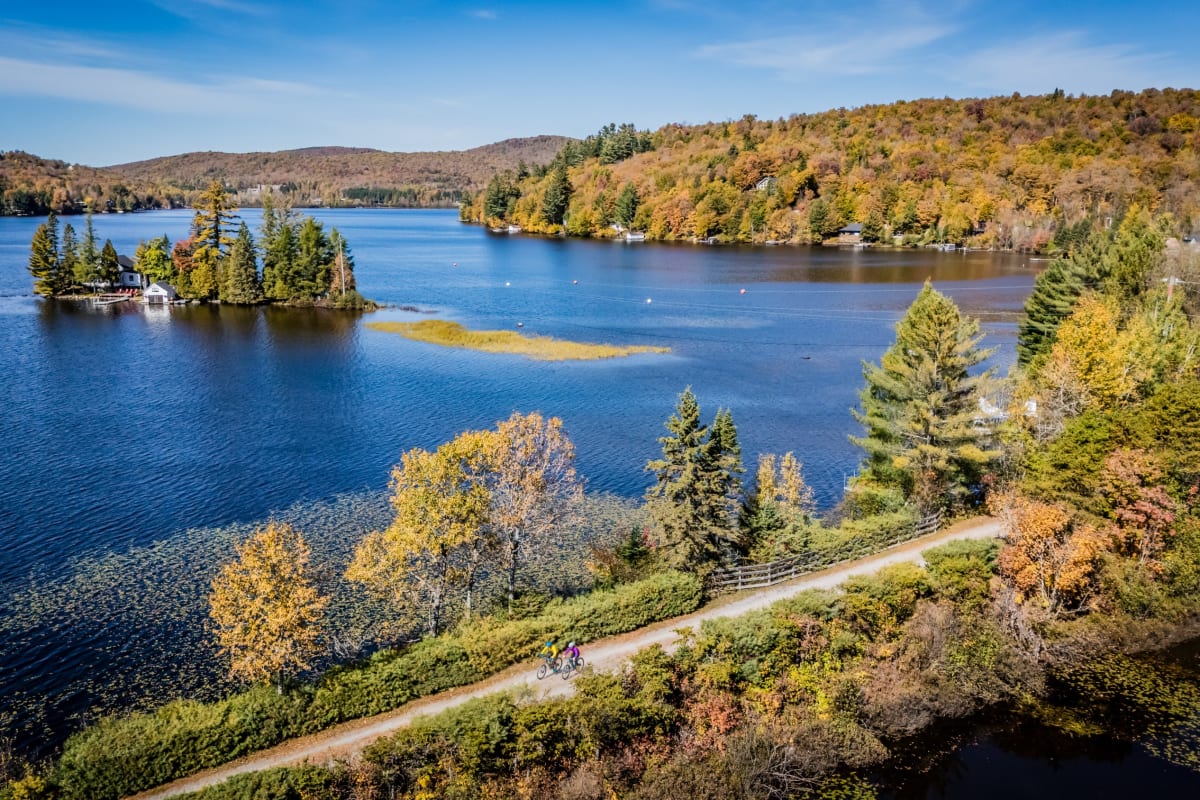 Piste cyclabe sur le bord d'un lac à l'automne.