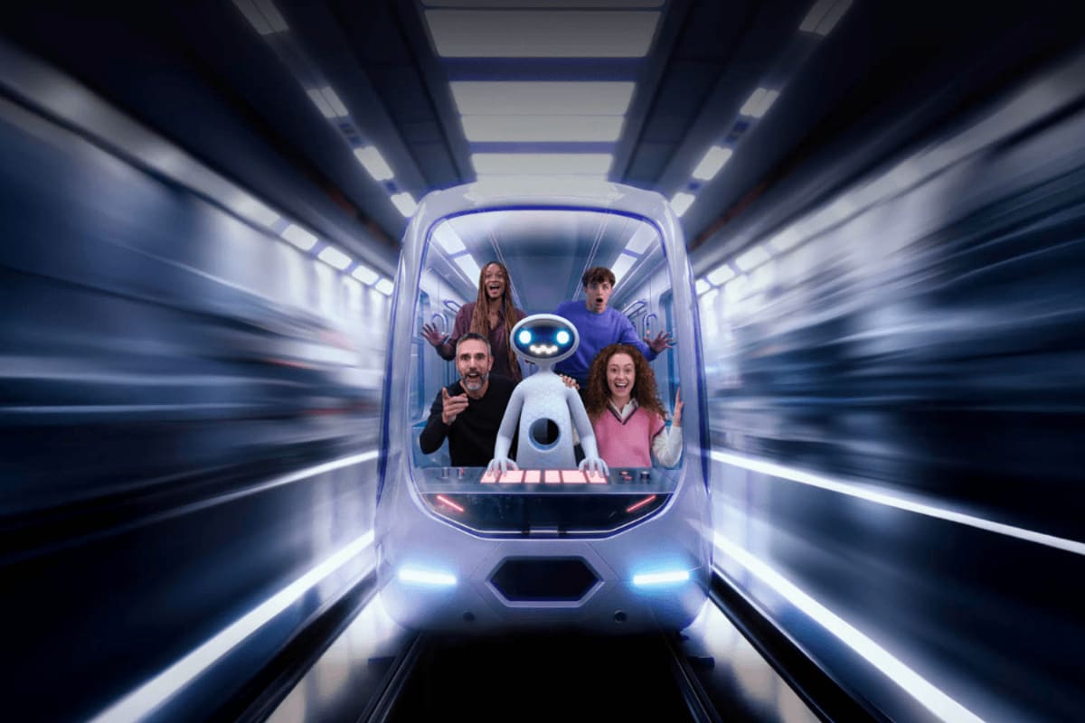 Devanture d'un wagon de métro futuriste qui file à toute allure dans un tunnel; le train est conduit par un robot animé entouré de 4 humains.