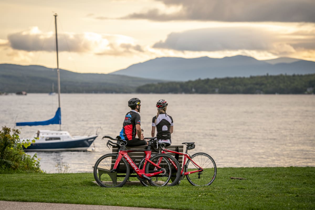 2 cyclistes sur le bord de la baie.