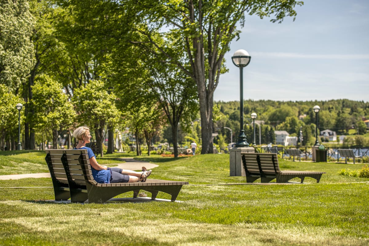 Femme relaxant dans un parc.
