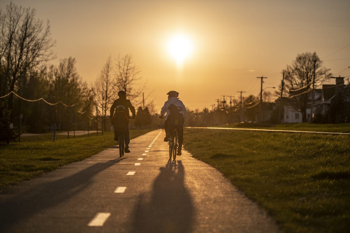 Deux cyclistes au coucher de soleil.