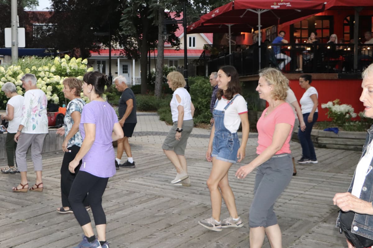 Groupe de personnes en session de danse en ligne - Sainte-Anne-de-Bellevue.