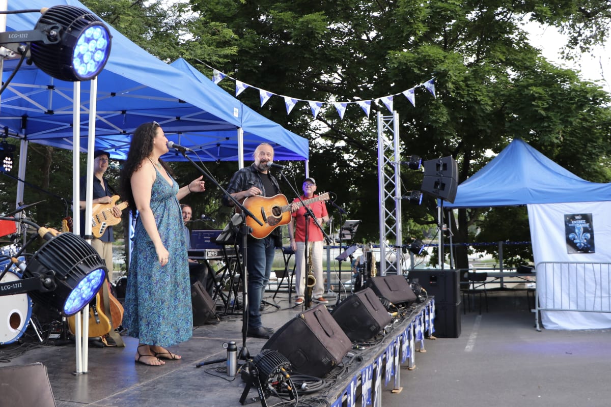 Scène avec groupe de musique à la St-Jean-Baptiste - Sainte-Anne-de-Bellevue.