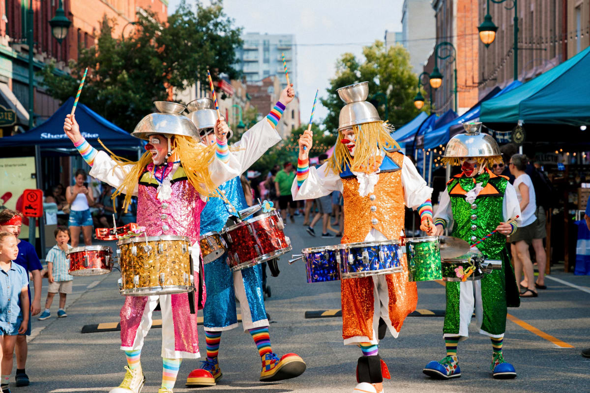 Animateurs de rue lors de la Fête nationale à Sherbrooke.