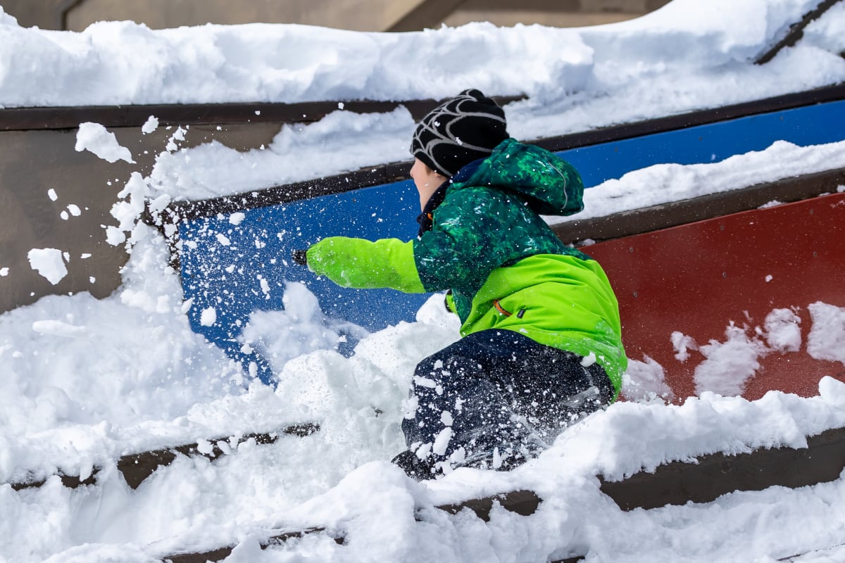 Enfant dehors dans la neige au Zoo de Granby.