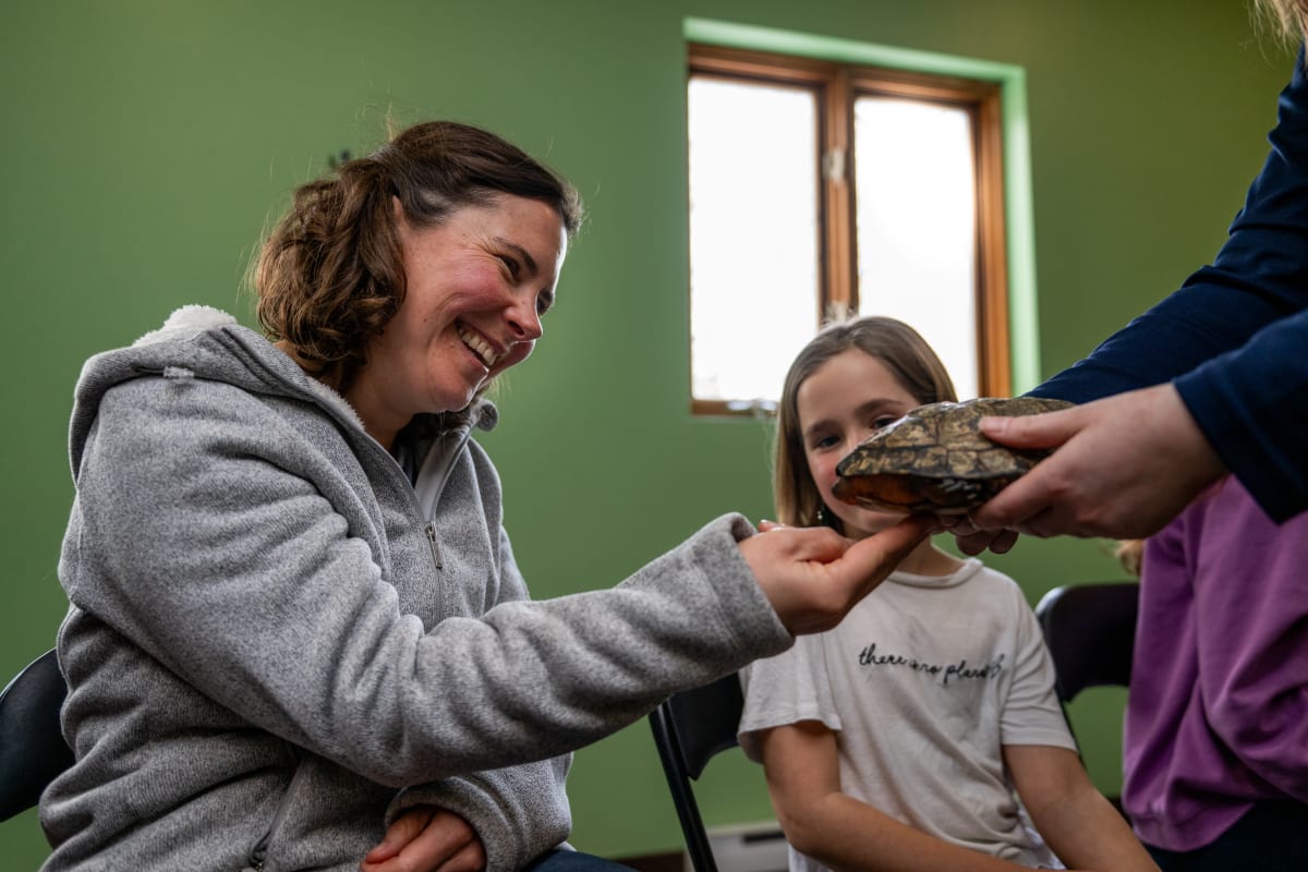 Mère et fille participe à un atelier sur les animaux au Zoo Ecomuseum.