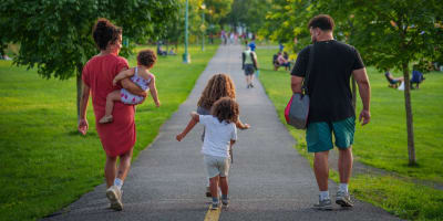 Famille qui marche dans un parc