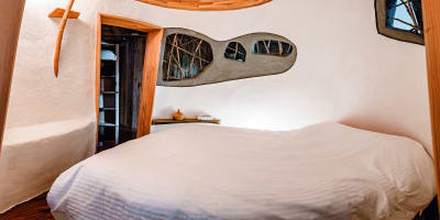 Auberge du changement d'ère - A white room with wooden details.