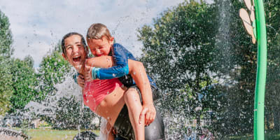 Camping du Pont Couvert - Two individuals in water games