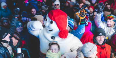 Carnaval de Québec - Bonhomme Carnaval dans une foule