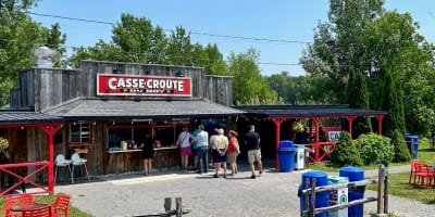 Casse-Croûte du Roy - The restaurant's exterior in summer