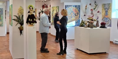 Centre d'action culturelle de la MRC Papineau - Individuals standing in a room full of art