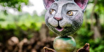 Centre d’Art Rozynski - A sculpture outdoors features a stack of cat heads separated by spheres.