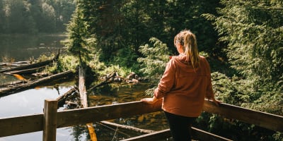 Circuits et sentiers d’interprétation en Petite Nation - Une femme observe la nature