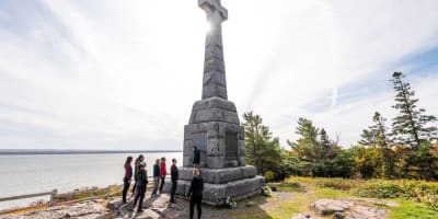 Croisières Lachance - Visite d'un monument de la Grosse-Île - Visit of a monument on Grosse Île