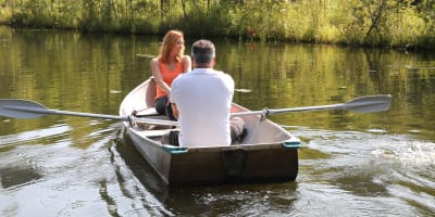 Un couple en canot