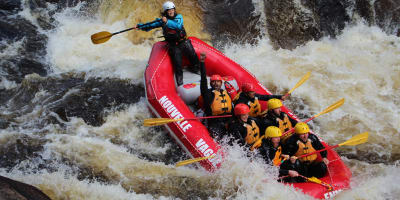 Expéditions Nouvelle Vague – a group rafting downriver