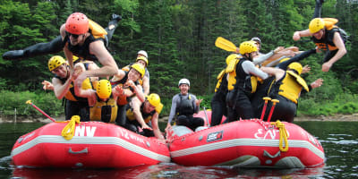 Expéditions Nouvelle Vague – two groups in rafting boats
