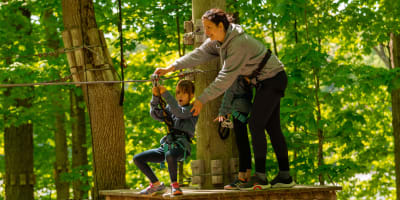 Mother and daughter doing a treetop course at Extéria