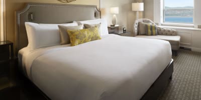 Fairmont Le Château Frontenac – photo of a room with a large bed