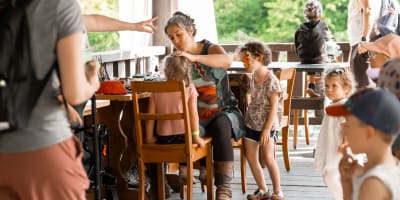 Festi-Enfant au Moulin - Une femme maquille un enfant