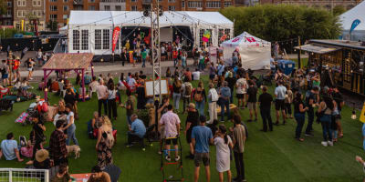 Une foule à l'extérieur au Festibière de Québec