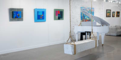 Galerie Angelina - Œuvres d'art et un piano dans une salle blanche