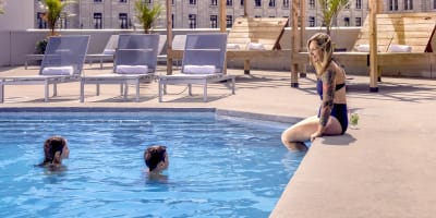 A family having fun un the pool at Hilton Québec