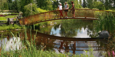 Jardin Scullion - Trois femmes sur un petite pont