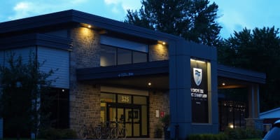 La cache du lac Champlain - Building facade in the evening.