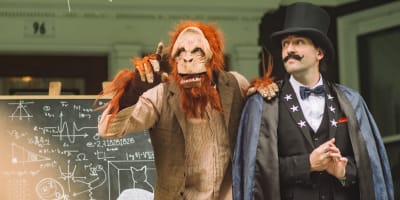 La Grande Échappée - Une personne déguisée en magicien accompagnée par une personne déguisée en singe.