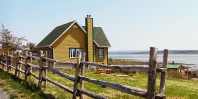 Le Bout d'En Haut - Yellow residence on the edge of the water