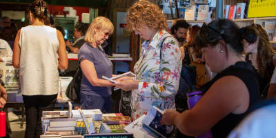 Les Correspondances d’Eastman - People checking out books in a bookshop