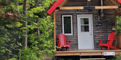 Micro-Chalets des Appalaches - Small cabin with two red chairs on the deck