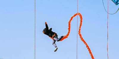 Saut à l'élastique au dessus du Vieux-Port