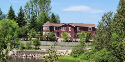 Motel La Bell' Villa - Red building near a body of water