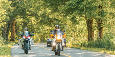 2 motocyclistes sur la route