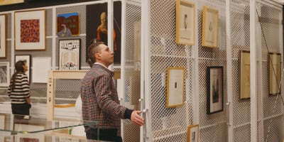 MA, Musée d'art de Rouyn-Noranda - Un individu regarde des œuvres d'art