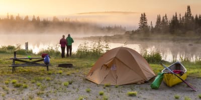 Campement devant un lac